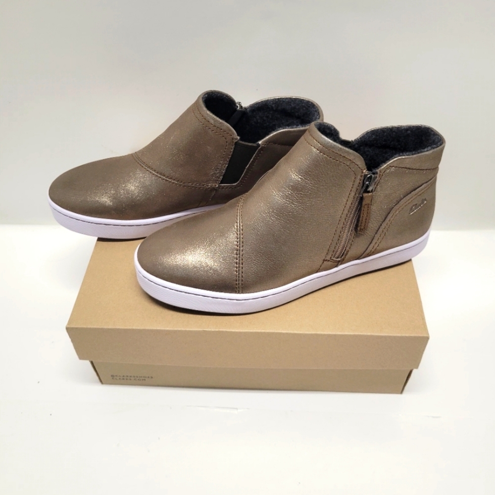 NIB Clarks Pawley Joy 8.5W Metallic Gold Suede Bootie Sneaker